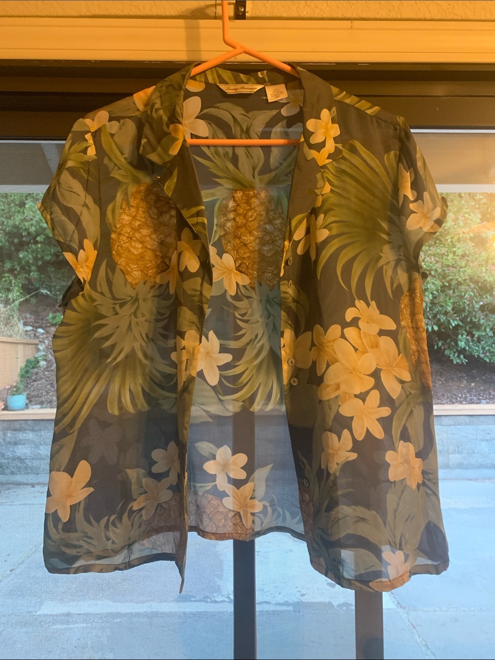 Tommy Bahama 100% Silk  Tropical Pineapple & Plumeria Print Short Sleeve - Picture 2 of 8